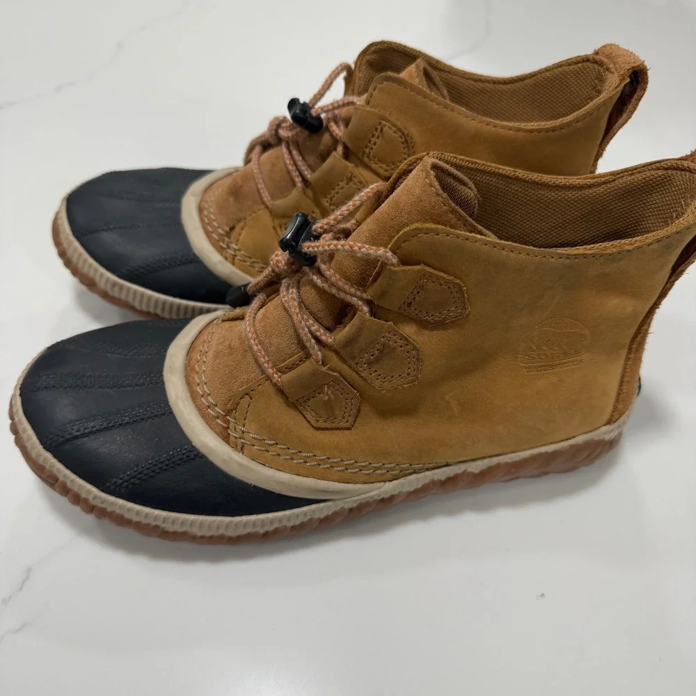 Sorel Out N About Plus Waterproof Duck Boots Tan Black Suede Ankle size  6